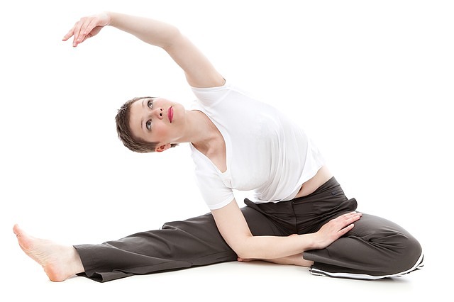vrouw in een yoga houding