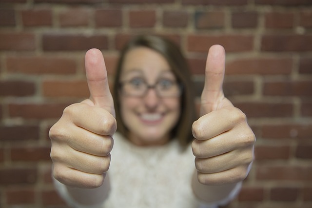 foto van vrouw met duimen omhoog bij blog over online marketing volhouden