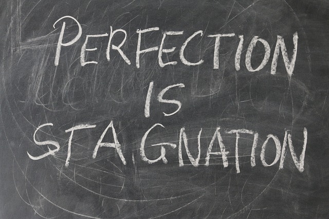 perfection is stagnation op een bord gekrijt