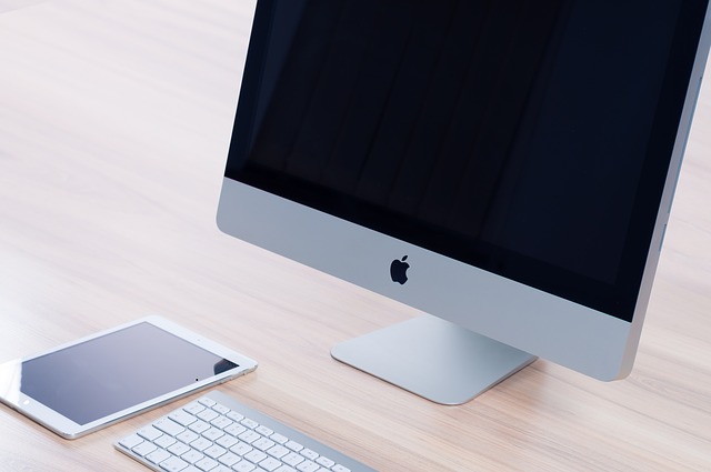 foto van Apple desktop en tablet - afbeelding bij de blog Slechte ondernemersgewoonte? Kom maar op!