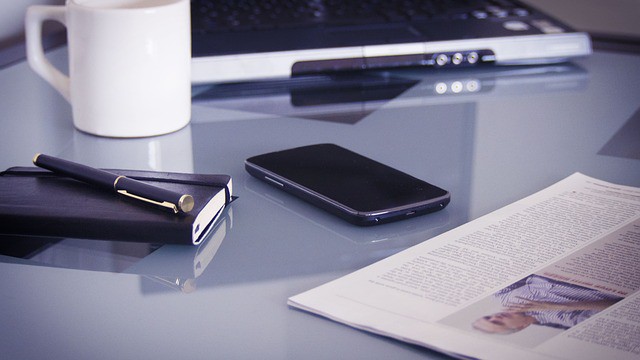 Foto van smartphone en laptop bij boekbespreking GRIP, het geheim van slim werken